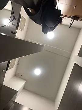 lami_mi (F young) - Naked cum squirt in coffee shop