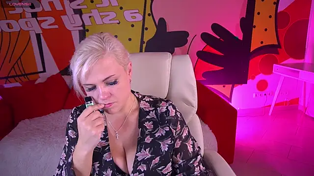 crystalvibe - CrystalVibe's free webcam - UK Sex Cams