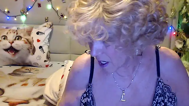 HappyWomanOn live sex cam