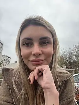 sandracarter (F young) - Play with nipples in public