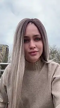 kikiwatson (F young) - Flash hard nipples in public 😍💋