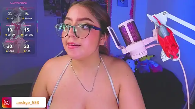 anngelaskye (F teen) - Flash boobs 🥰