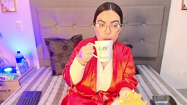 Kiara_noirr live sex cam