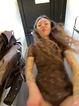 saintsquirt (F young) - 1 FINGER IN PUSSY IN FITTING ROOM!!!!