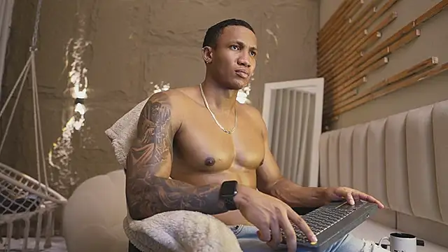 Live gay webcam of Logan_Varela