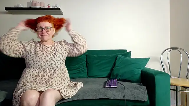 joannaandneighbour (F mature) - My juicy pussy open