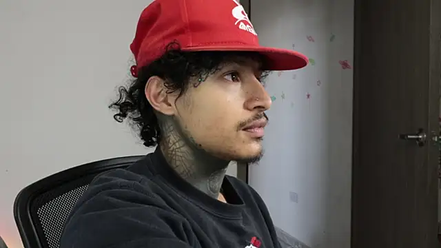 trieone live sex cam