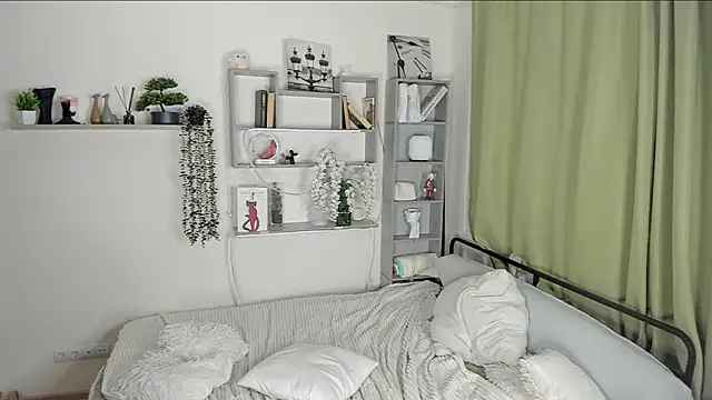 tawnyavanschaick (F young) - Put toy inside panties+control toy