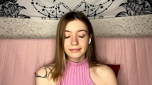 shining_robi (F young) - show doggy ass