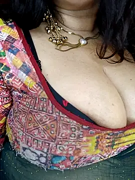 aarna111 (Ask my age) - Oilling boobs