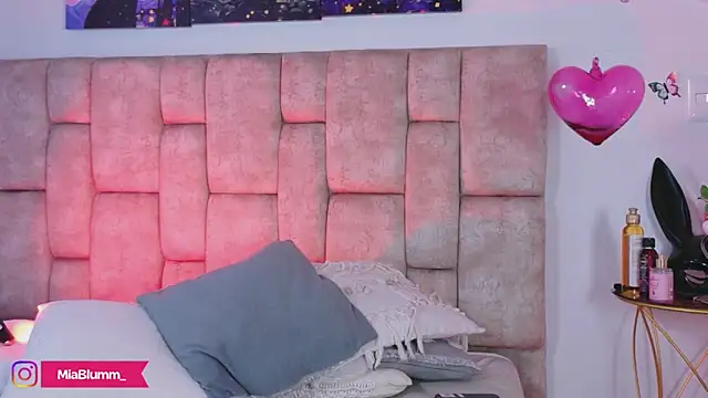 adult webcam sex MiiaBlumm 