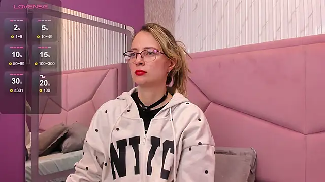 ambeerwood_ (F young) - Play with the nora on your nipples🔥