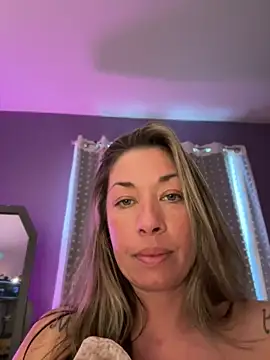 Webcam Model (MiraKisss) is live