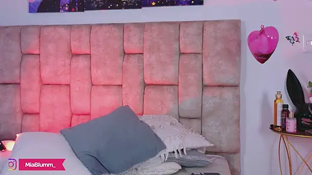 miiablumm_ (F young) - hot spanks wet oil ass and spread