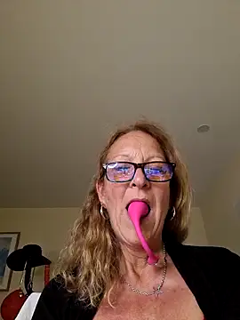HotWifeLyn68 webcam