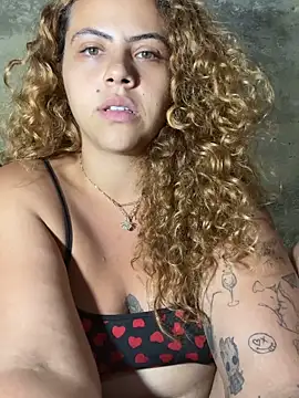 chloe_leaozinho (Ask my age) - Boy's fist in the pussy e pepino cuzinho