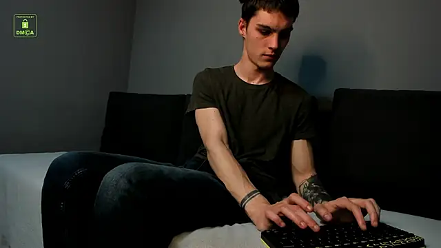 adam_porrter (M young) - buzz my ass until i cum :D