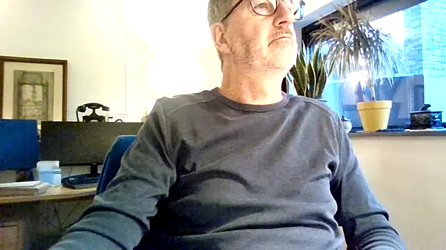 hotlucas66 (M mature) - Go naked for any girl