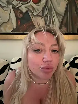 Webcam Model (misstitmouseofficial) is live