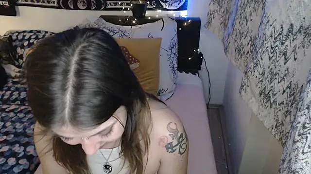 AlienforTwenty live sex cam