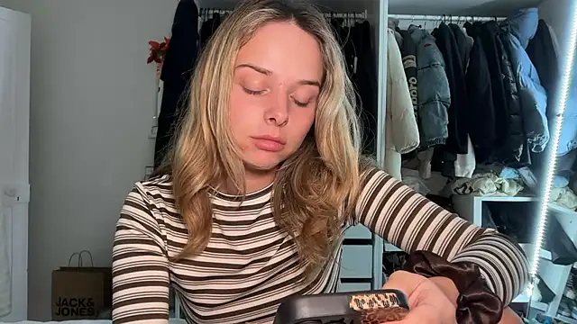 KayleeBella live webcam preview - 703 viewers online