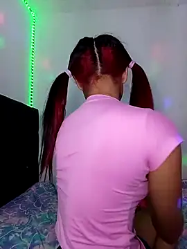 liz7skinny (F teen) - A finger in my closed anus 😈