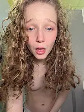 outside_rosy (F teen) - sit on cam with ass spread!