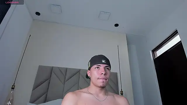 logangreys - LoganGreys's free webcam - UK Sex Cams