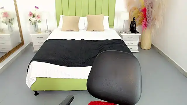 charlotte1_sweet (Ask my age) - show x whatsapp to two people 📲