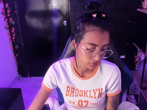 karlaslutskinny__ (F young) - SQUIRT NAKED