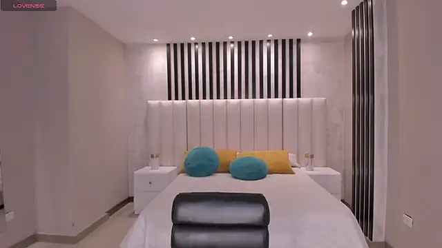 luciemartin (F teen) - Spanks x5 + Show feet