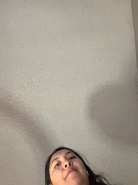 latina_curvy22 webcam