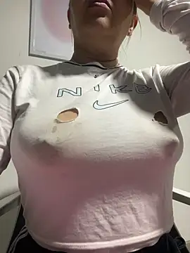 ruby_santana777 (F milf) - niples pull milk