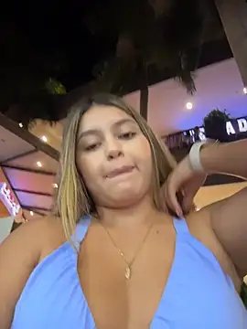 Webcam Model (lunablossom_)  is live.Free join now!