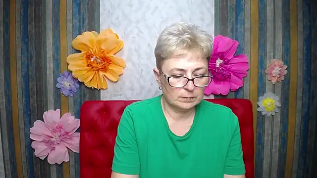 emiliagree (F mature) - tease with vibration, you'll get a react