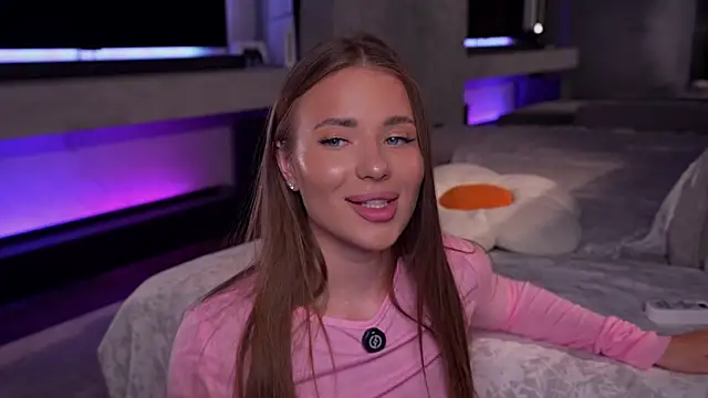 alexisgraysx (F young) - fingering in pussy