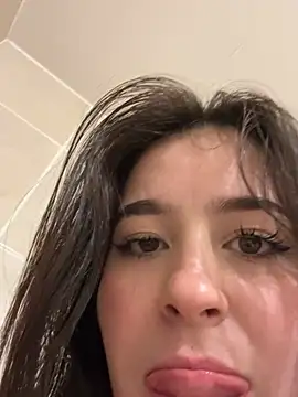 evelynrosess1 (F young) - saliva on my tits