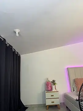 Webcam Model (Mirandaa_Rogers)  is live.Free join now!