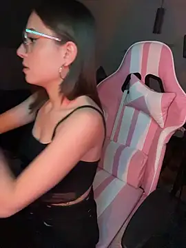 Webcam Model (PrettyAmber)  is live.Free join now!