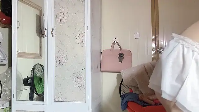 linhchi_9x - LinhChi_9x's free webcam - UK Sex Cams