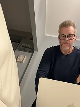 Axl_hot live sex cam