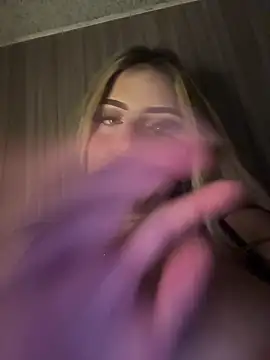 MiaWhitePink_'s live cam