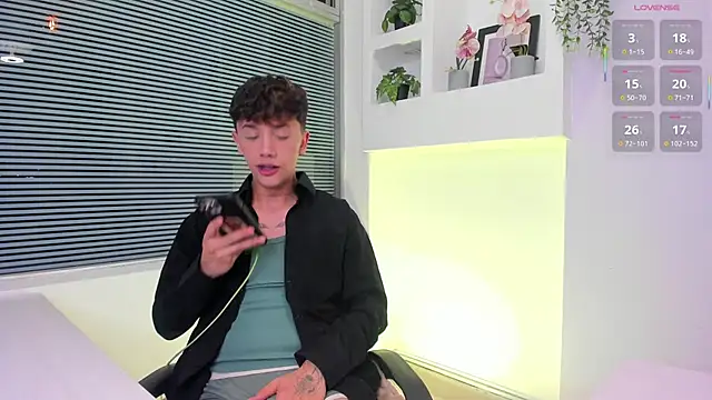 tomy_rox (M young) - fuck hole with fingers