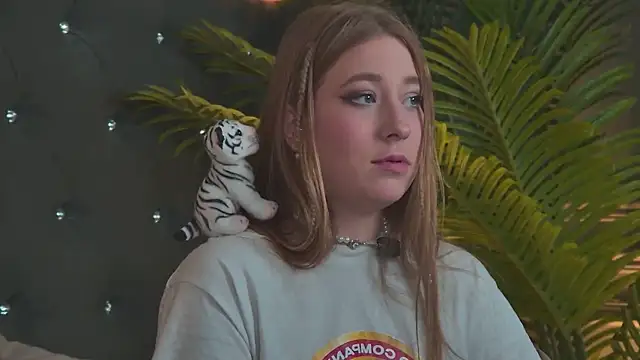 miaeuphoria_ (F young) - Insert anal plug + control 4 min