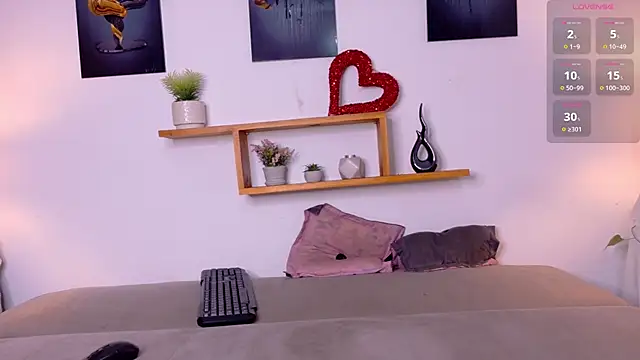 nairagold_ (F young) - close up pussy + open lips