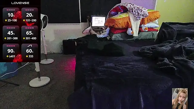 Blondiewithanass webcam