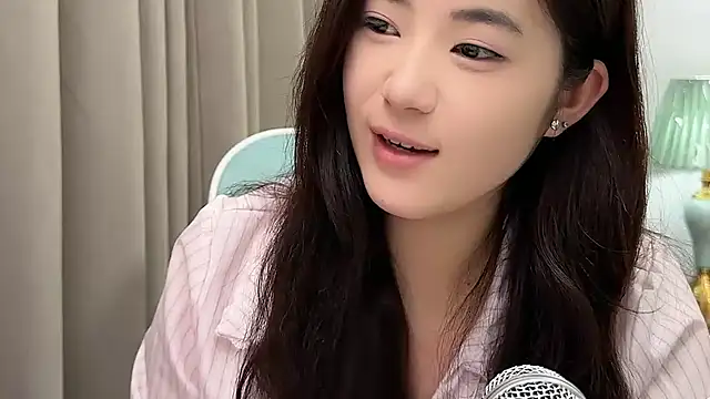 nicole20266 (F teen) - 身体不舒服，今天软乎乎上线