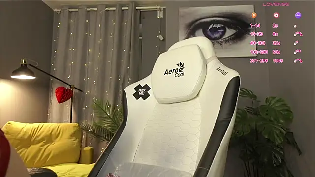 megany (F young) - fingering pussy ;)