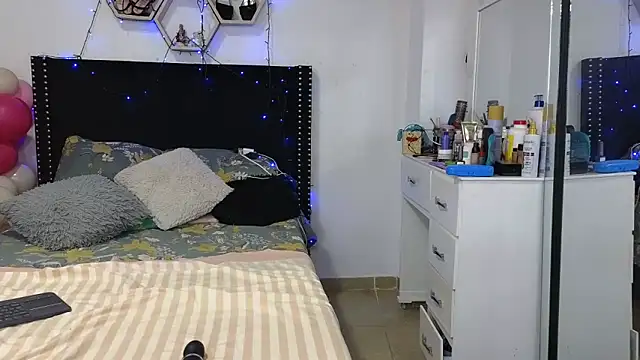 charlotte_077 - Charlotte_077's free webcam