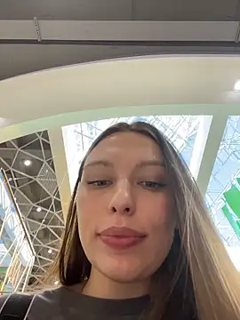 leiamood (F young) - Spanking a naked pussy